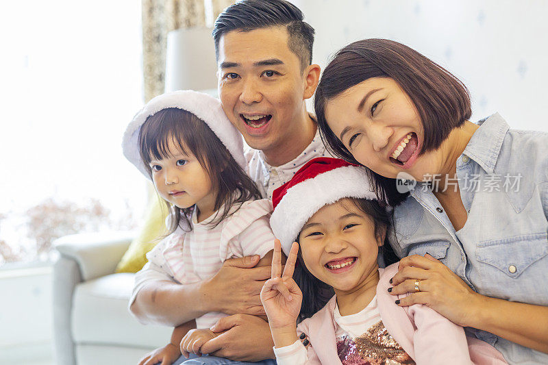 亚洲家庭与圣诞老人帽的乐趣