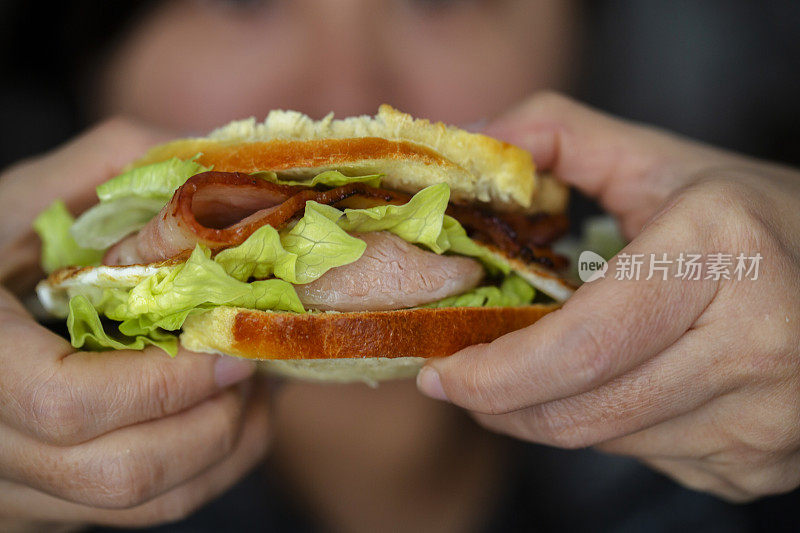 三明治:烤面包,熏肉和生菜