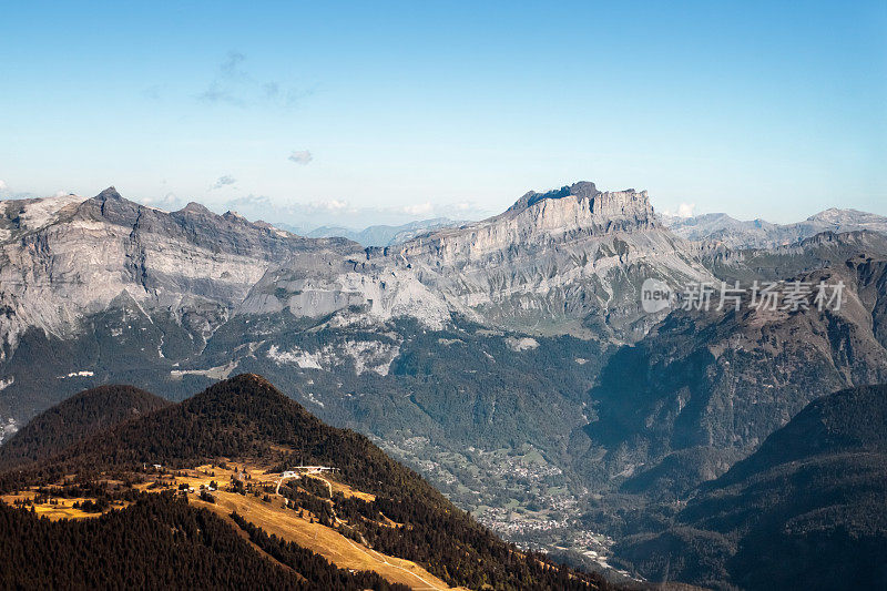 自然鸟瞰风景的Chamonix山谷与阿拉维斯山脉在法国阿尔卑斯山的背景