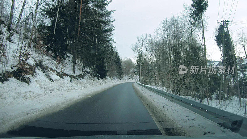 在路上。司机的视角，看看白雪覆盖的世界