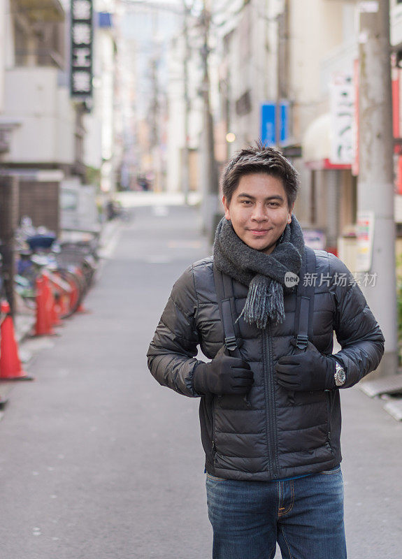 年轻的亚洲男子和日本朋友寻找旅游地点使用手机和花时间在亚洲旅行