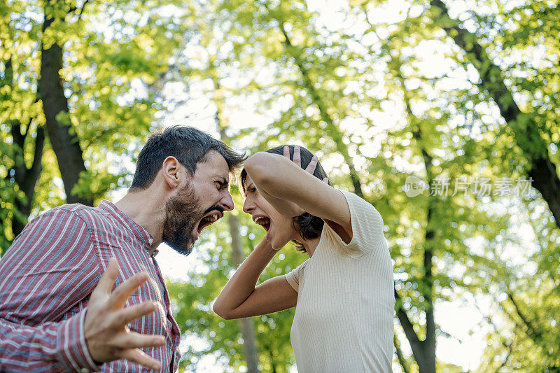一对年轻夫妇在公园里吵架