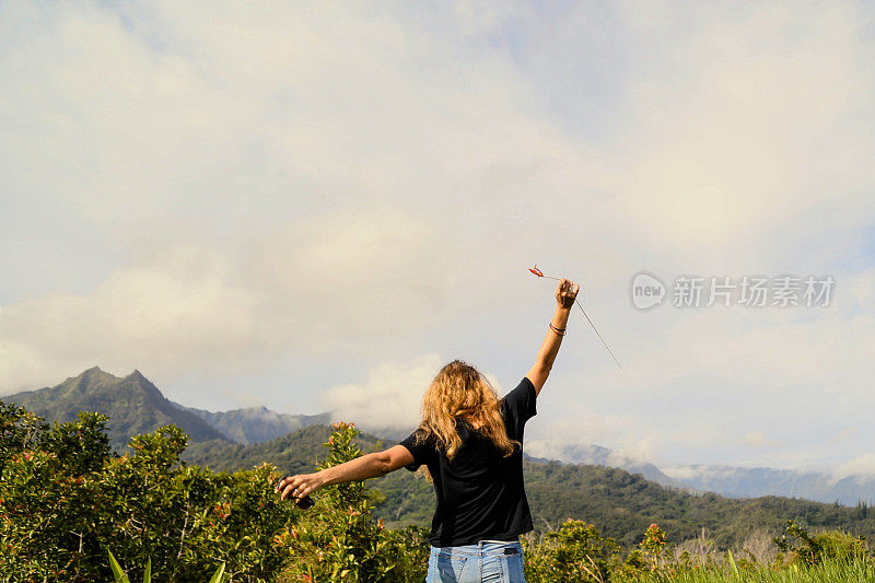 44岁的中年妇女在夏威夷考艾岛北岸享受快乐时光