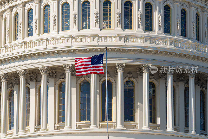 位于华盛顿特区的美国国会大厦圆顶上挂着美国国旗