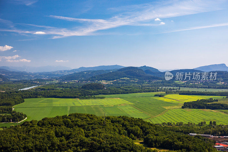 鸟瞰图美丽的法国风景中间的Bugey山，在Ain部门奥弗涅-罗纳-阿尔卑斯地区，充满活力的绿色田野在一个阳光明媚的夏天