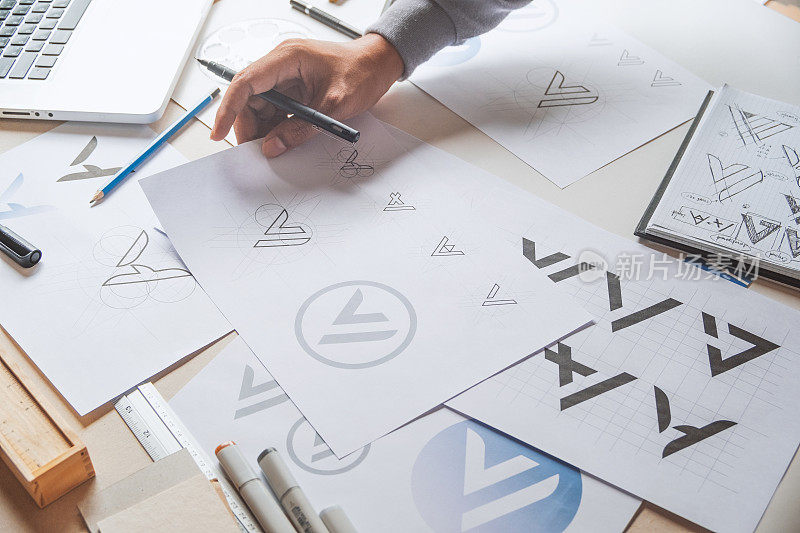 平面设计师开发流程图纸草图设计创意草图Logo产品商标标签品牌艺术品。平面设计师工作室概念。