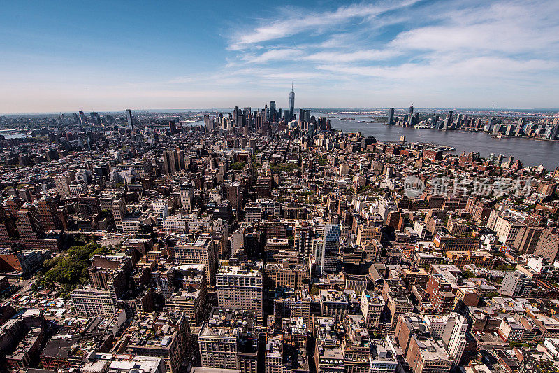 在黄金时间，从市中心上空的直升机上拍摄到曼哈顿岛的壮观