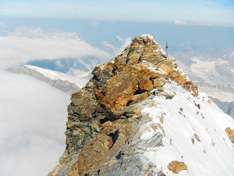 陡峭的山边。马特洪峰高峰