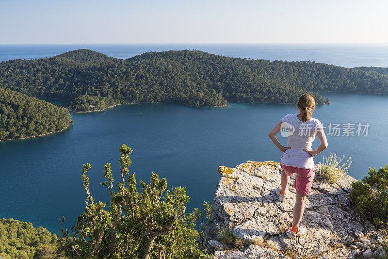 克罗地亚Mljet岛的资深妇女看着大湖
