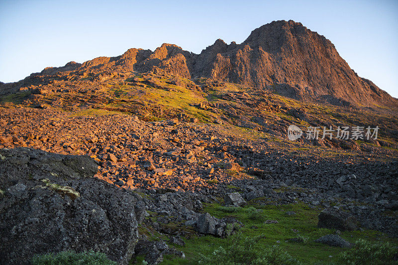 冰岛山区明亮的日落景观