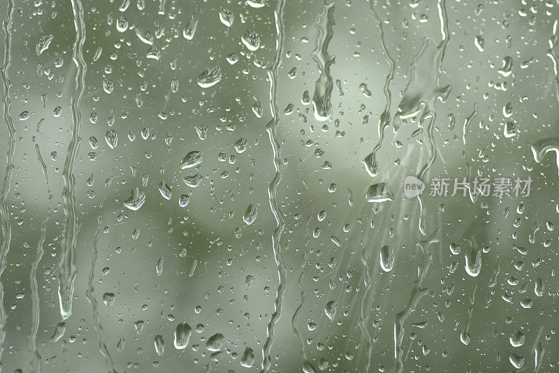雨打在窗户上。