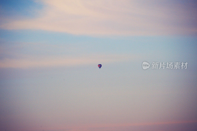 一个旅游游猎热气球在充满活力的空气中