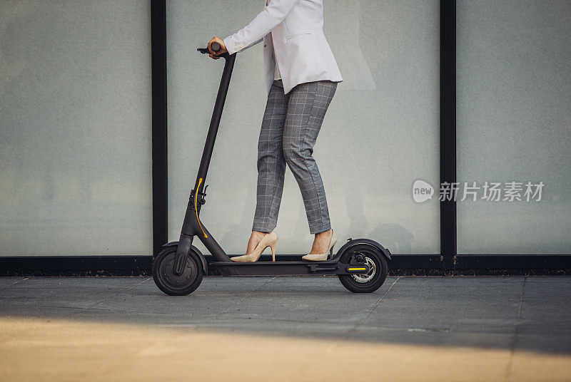 一个女商人在城市里骑着摩托车