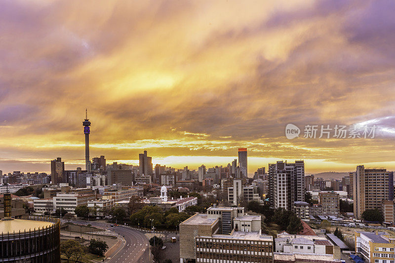 约翰内斯堡日出与引人注目的天空城市景观