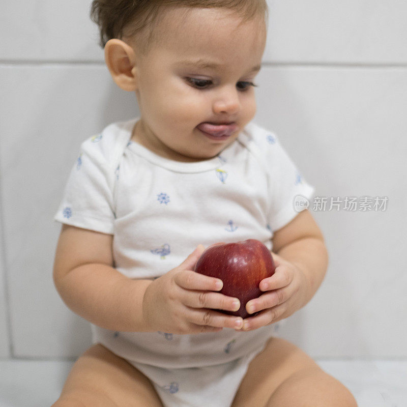 婴儿与苹果
