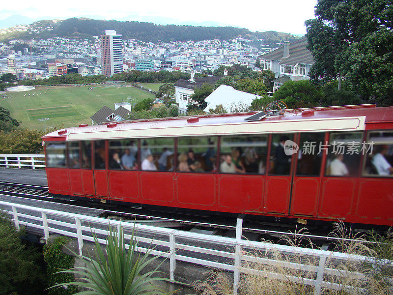 游客和乘客乘坐著名的惠灵顿缆车
