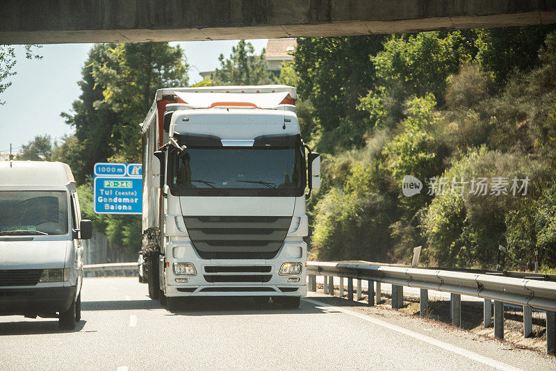 高速公路上的大型拖车