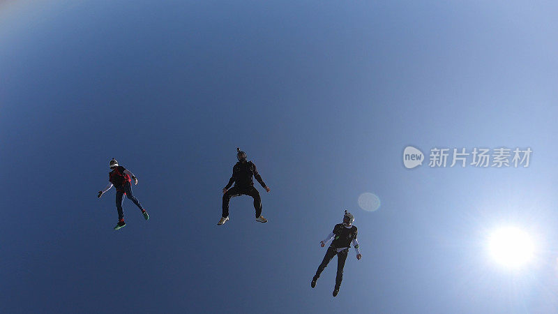 跳伞者在空中飞行，穿过晴朗的天空