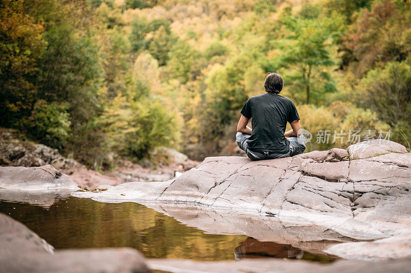 徒步旅行者喜欢在河边