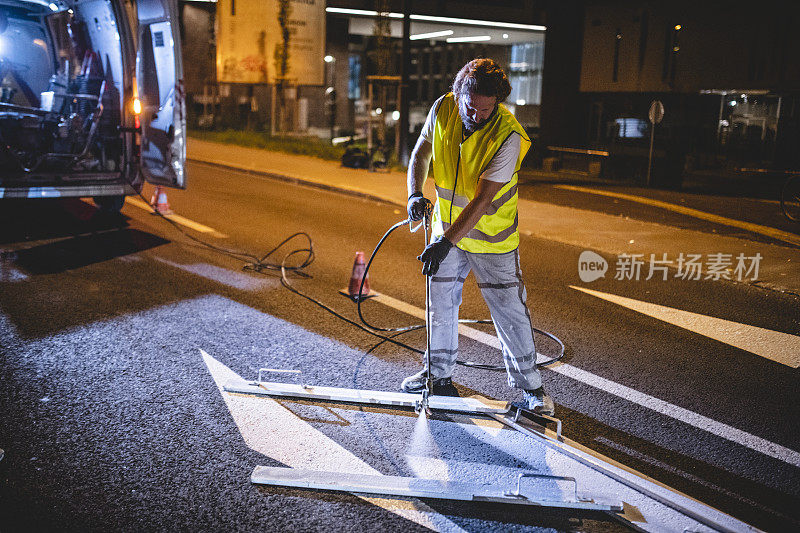 夜间路面标记人员喷绘旋转箭头