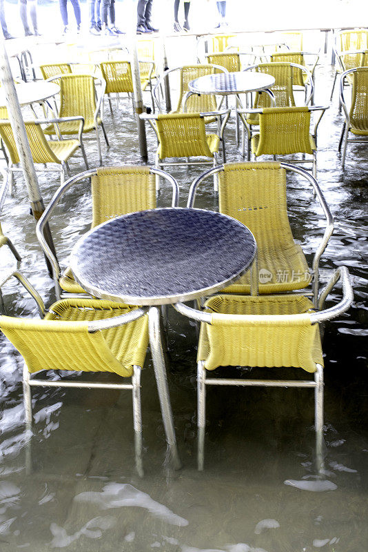 被水淹没的意大利威尼斯街头咖啡馆