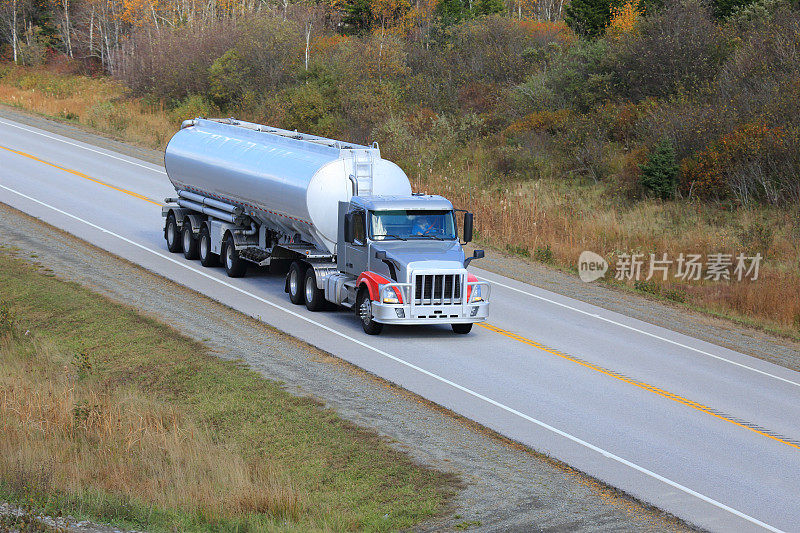 公路上的油罐车