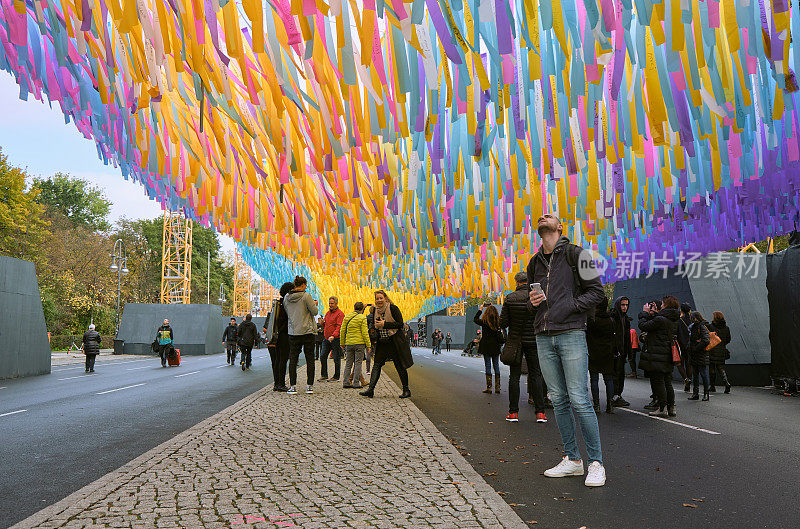 柏林勃兰登堡门上的艺术装置“动态的视觉”的参观者