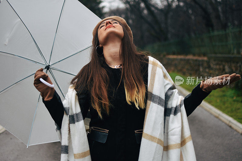 美丽的年轻女子享受着雨天