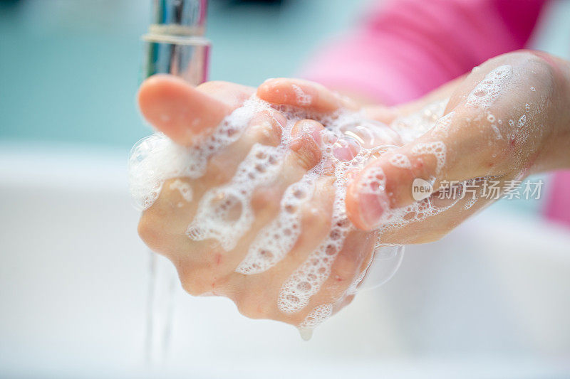 小女孩用抗菌肥皂洗手
