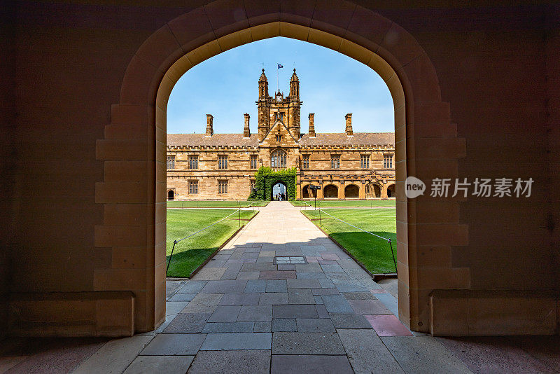 澳大利亚悉尼大学的主四合院建筑。