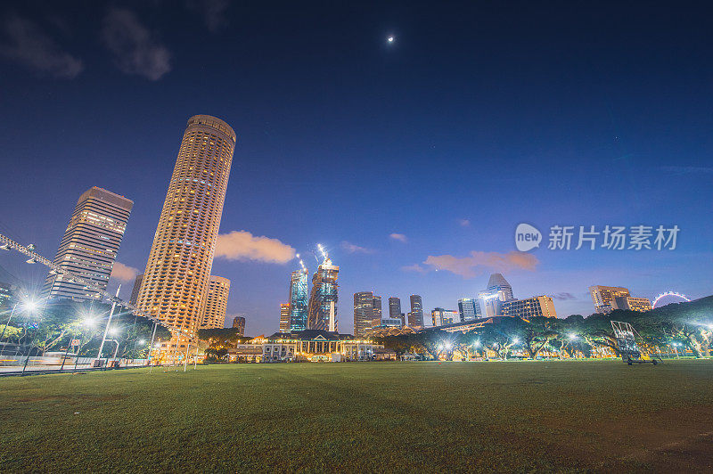 新加坡著名的滨海湾地区高楼林立，酒店和金融大楼是新加坡首都的热门旅游景点