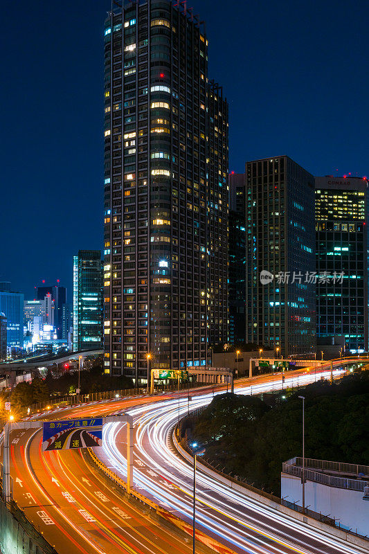 东京高峰时段的交通在摩天大楼下的高速公路上疾驰