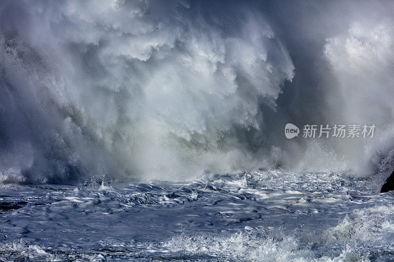 巨大的风暴海浪打破。