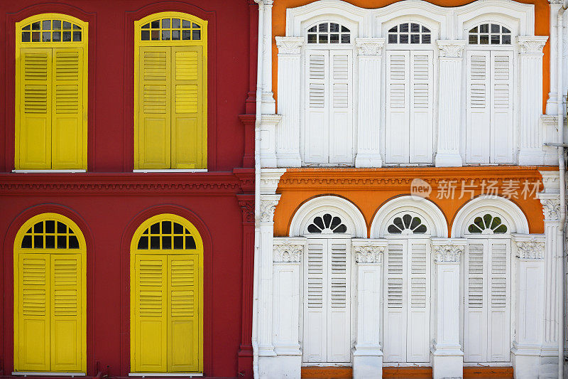 在新加坡唐人街区，可以看到一些刷成美丽鲜艳颜色的房子。