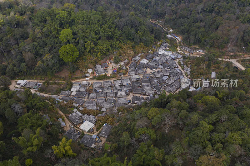 鸟瞰偏远的诺岗傣族村在澜沧江，云南-中国