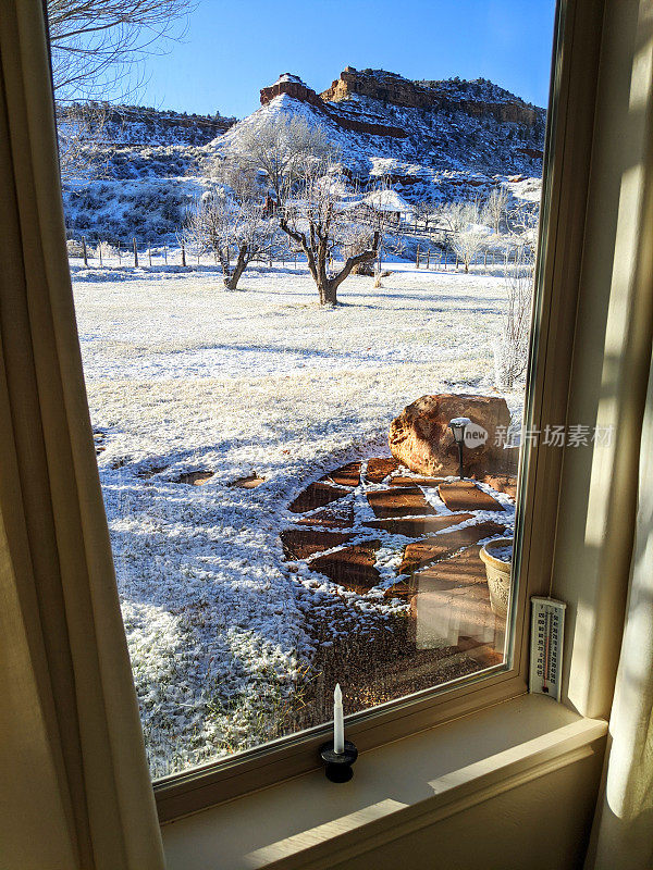 从窗口看到新的雪景在牧场和果园沿着格拉夫顿路在犹他州洛克维尔南梅萨和从前院正式的花园