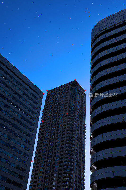 很多星星在摩天大楼的天空中闪烁