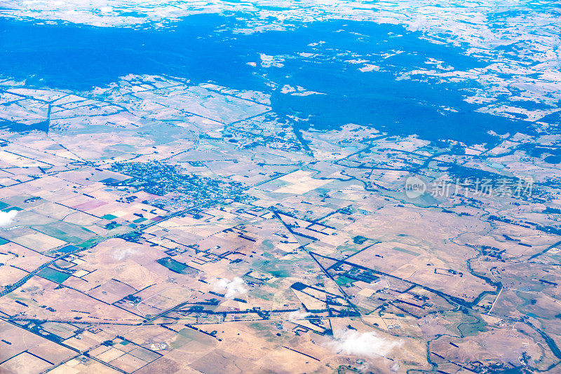 维多利亚州从澳大利亚墨尔本机场飞往汉密尔顿岛的鸟瞰图