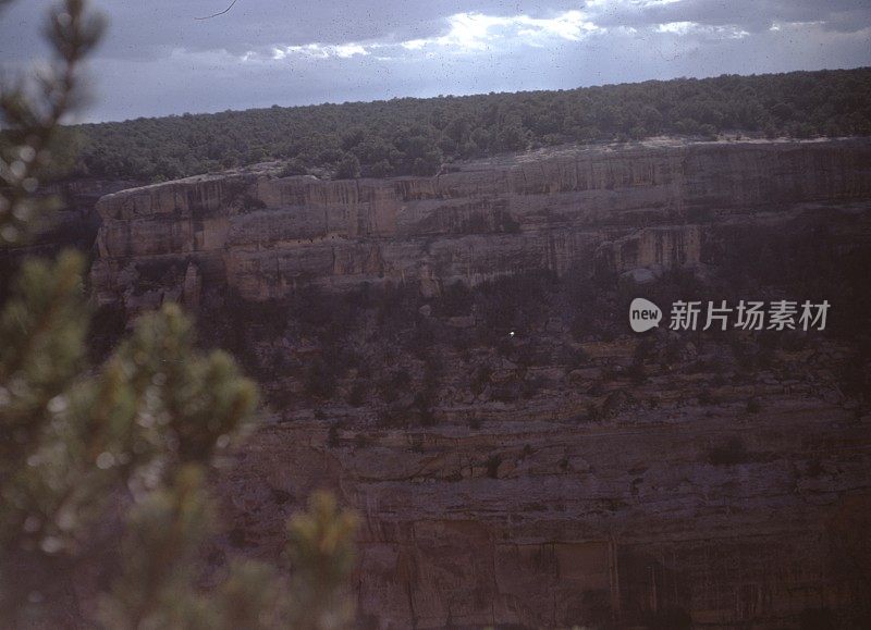 白天蓝天下的棕色岩层