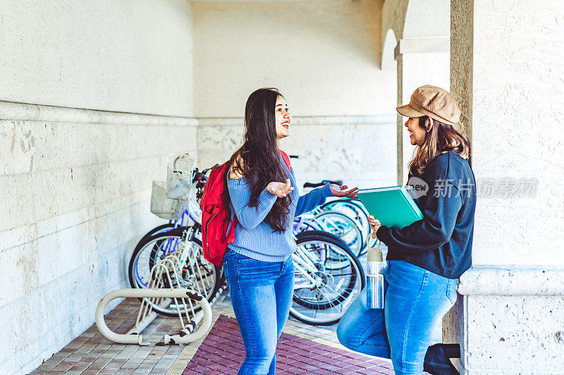 大学校园里的女大学生