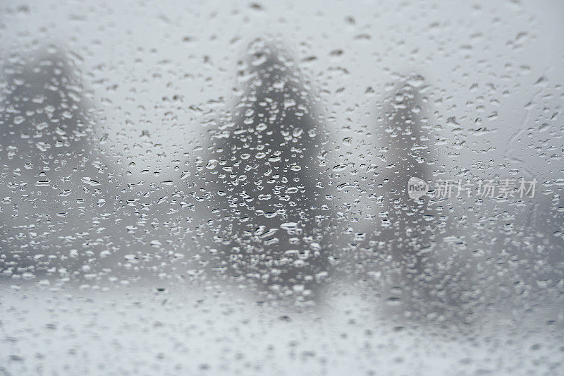 汽车POV在积雪覆盖的路上行驶，先下起了雪。