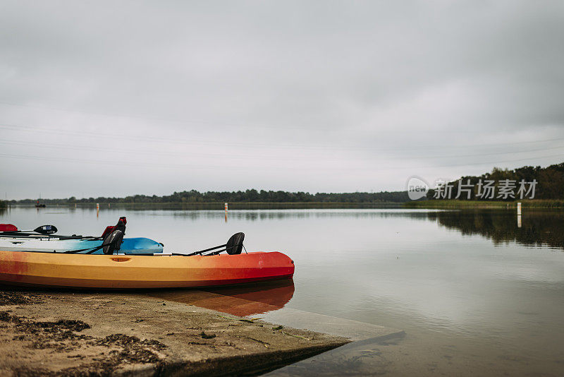 德州巴斯多普的一个湖上，等待被划去的皮划艇