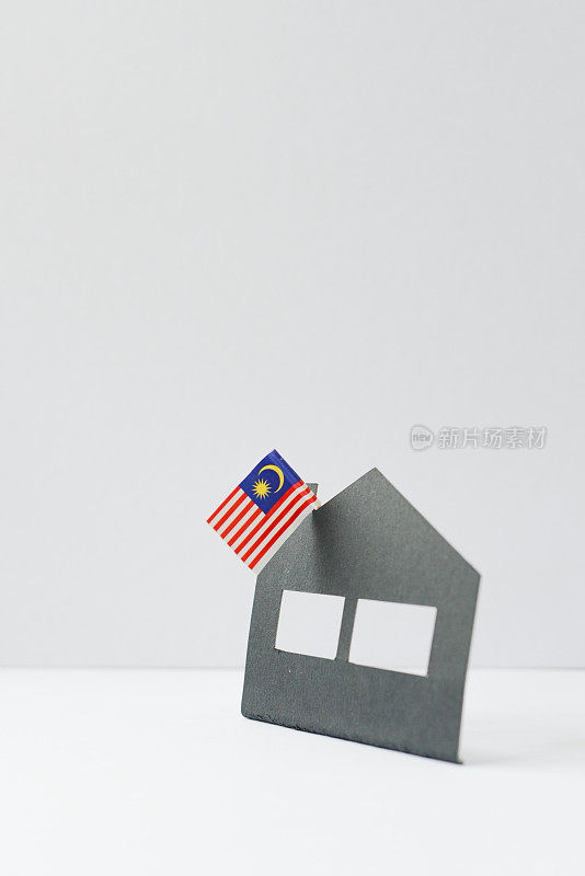 房子模型和白色背景上的马来西亚国旗