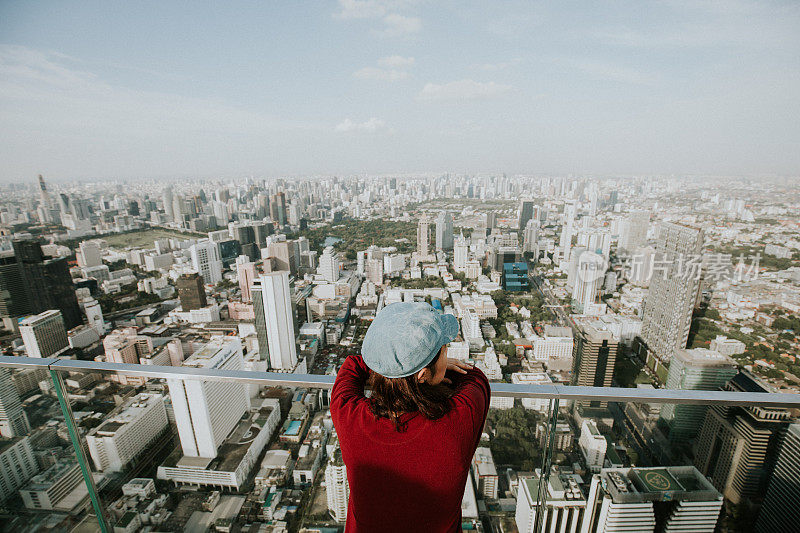 看城市风景的孤独女人