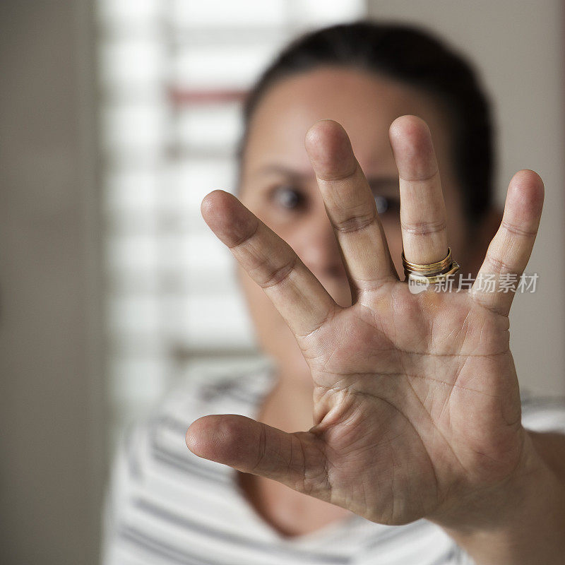 女人的手放在脸前