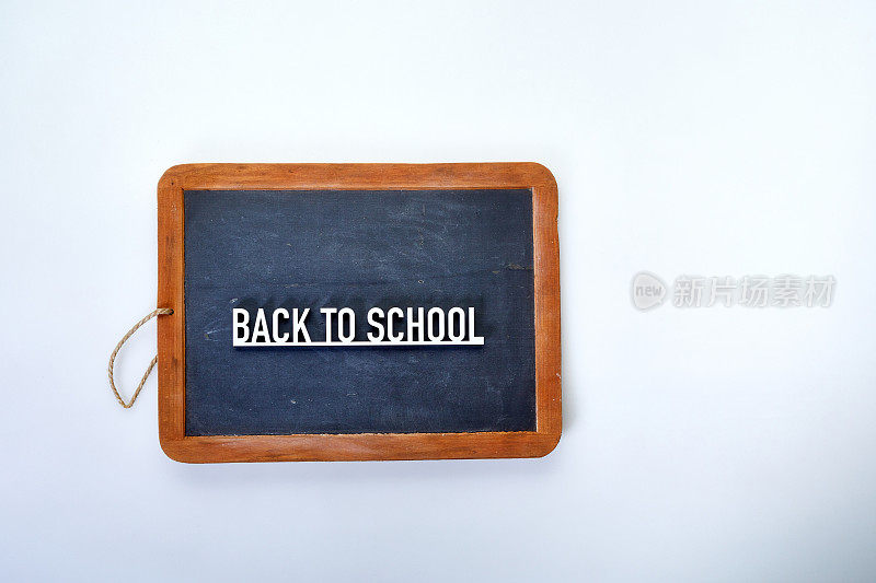 回到学校，在黑色石板上写课文