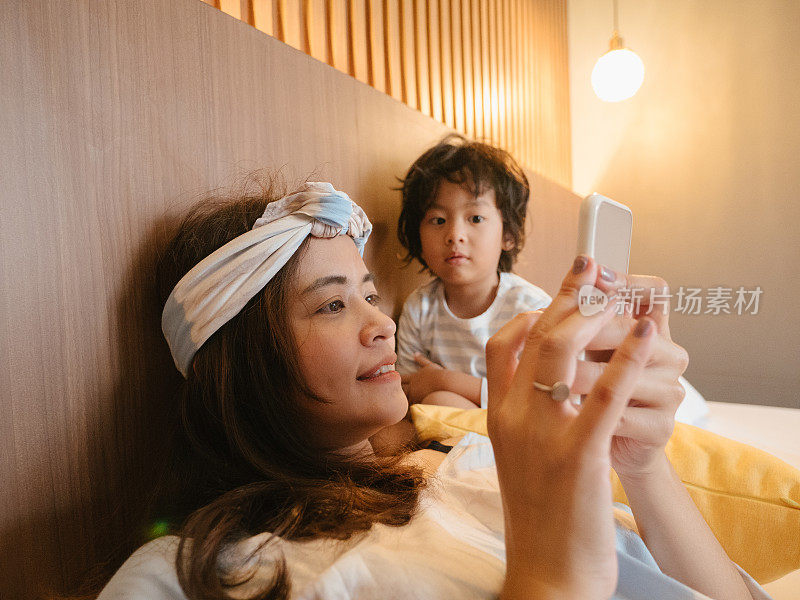 现代亚洲家庭娱乐时间与智能手机。