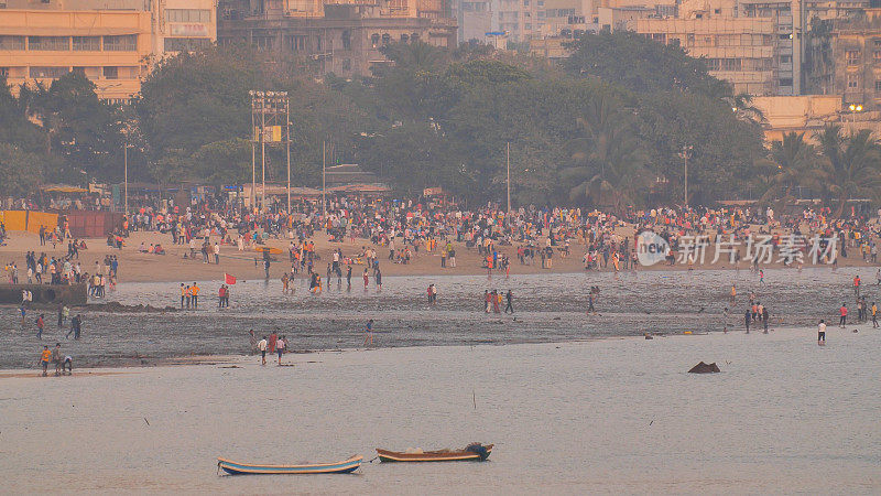 孟买晚上的城市海滩Chowpatty