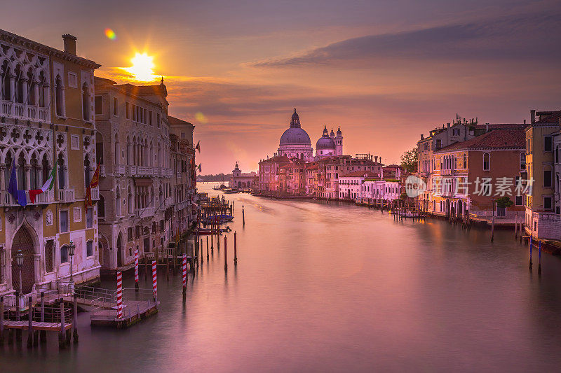 飘渺的长时间曝光-大运河在日出，威尼斯，意大利