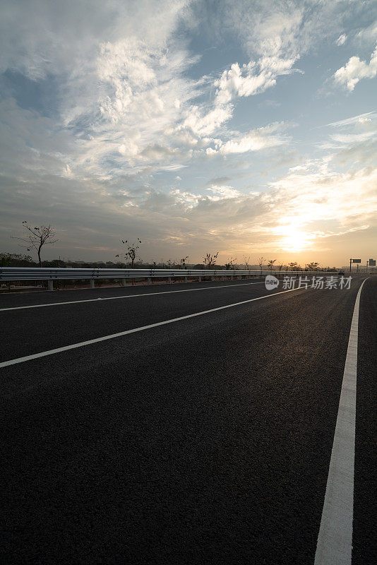 空的高速公路